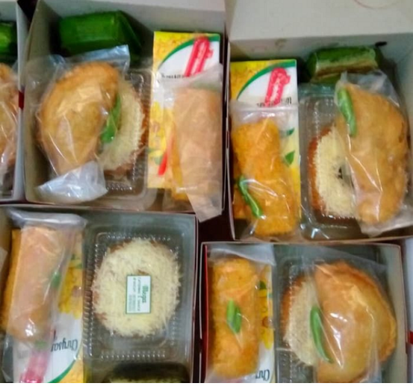 Paket snack box berisi aneka kue tradisional