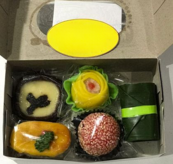 Paket snack box berisi aneka kue tradisional